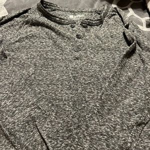 Hulu row quarter button T-shirt